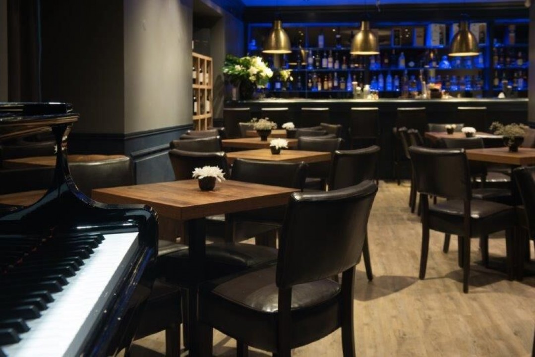 Avenew abriu em Lisboa e tem música ao vivo, cocktails e boa comida para «picar»