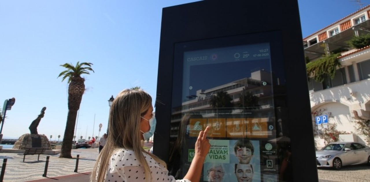 Cascais já tem instalados os primeiros painéis digitais interativos no âmbito da proteção civil