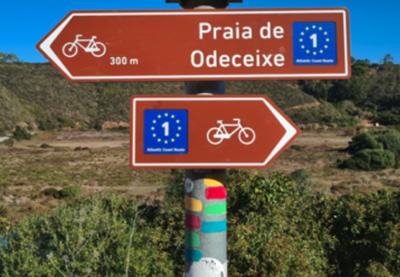 Aljezur implementa sinalética da Rota da Costa Atlântica - Eurovelo 1 no concelho