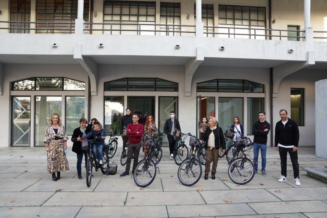 Guimarães entrega bicicletas elétricas a pessoas que efetuaram compras no comércio tradicional