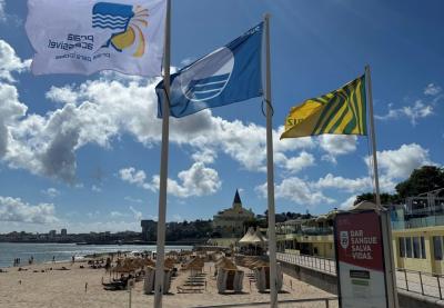 Praia do Tamariz recebe distinção de Bandeira Azul e de Praia Acessível