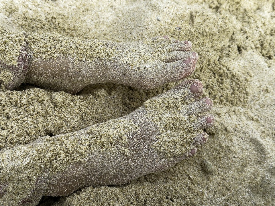 Truque Infalível para Tirar a Areia dos Pés na Praia Sem Água Nem Esfregar