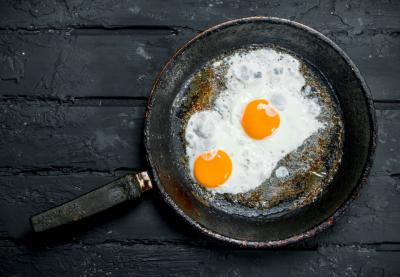 Nem manteiga nem óleo a mais: o truque simples dos chefs para o ovo frito não colar na frigideira