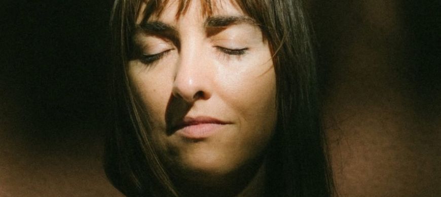 Poesia a Copo com Márcia: entre música, palavras e pintura, artista estreia exposição 