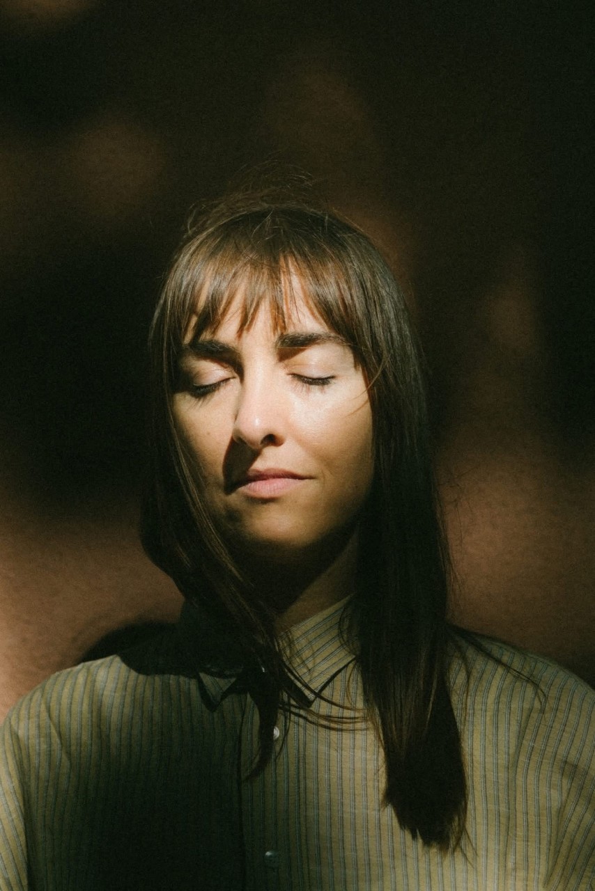 Poesia a Copo com Márcia: entre música, palavras e pintura, artista estreia exposição 